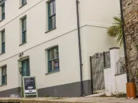 Lantern Cottage Hotels near Prideaux Place