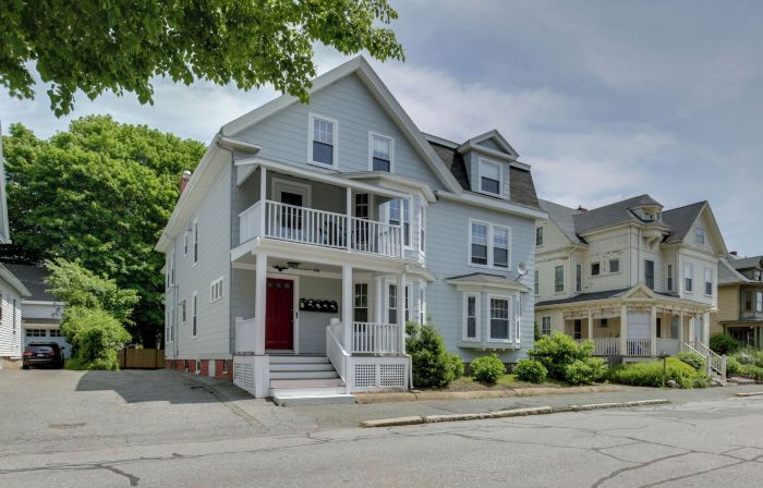Quaint Beverly Townhome Walk to Beach and Downtown!