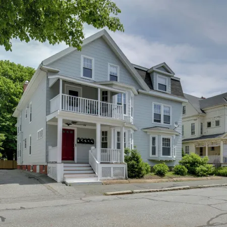 Quaint Beverly Townhome Walk to Beach and Downtown!