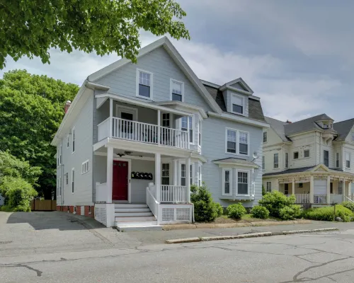 Quaint Beverly Townhome Walk to Beach and Downtown! Hotels in Beverly