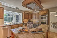 Redding Getaway w/ Hot Tub & Outdoor Kitchen! - 3-نجوم