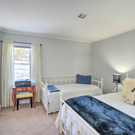 New Hampshire Home w/ Private Beach, Dock & Rafts! Ξενοδοχεία στην πόλη Barnstead