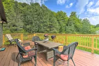 Bright Tucked-Away Cabin w/ Furnished Deck + Grill - que admiten mascotas