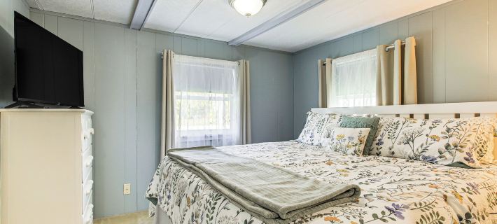 Lake Views & Fireside Bliss: Cecil Cottage w/ Yard Hotels in Shawano County