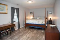Lakefront Cottage w/ Private Hot Tub! - 3-Star