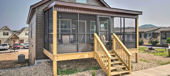 Updated Cabin w/ Direct Lake Access & Pool! Hotels in Stone County