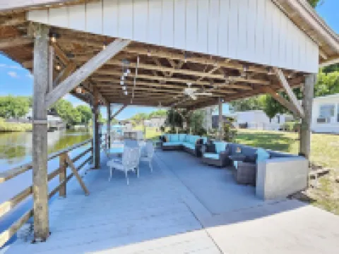 Fisherman's Paradise! 2Bd/2Ba Waterfront Retreat with Access to Lake Okeechobee! Hoteles en Condado de Okeechobee