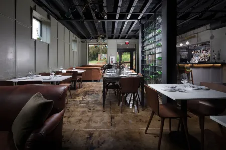 Hotel Weyanoke Отели в г. Принс-Эдвард