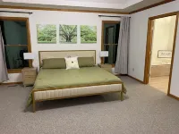 Peaceful 3-bedroom accessible ranch home with AC, WiFi in Eastside Olathe.