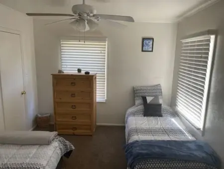 Charming two-bedroom cottage with amazing views! Отели в г. Фресно