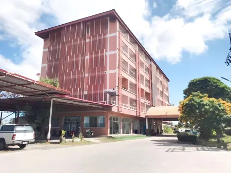 A.K. Terrace Hotel Отели рядом с достопримечательностью «Wat Rong Saeng»