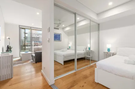 Central art-deco 1bed with balcony & aircon Отели рядом с достопримечательностью «Парк Хармони»