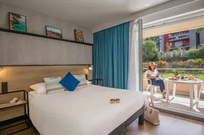 Appartement T2 en bord de mer Hôtels à proximité de : Château Médieval de Roquebrune