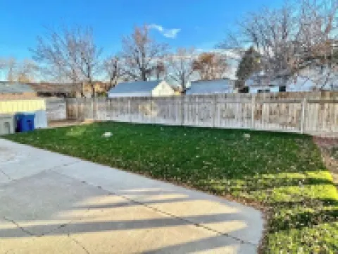 Hometown USA With Hot Tub and Fully Renovated