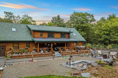 The Bigwood Cabin by Avantstay Hot Tub, Firepit, Pool Table, Private Yard Hotels near Mountain Vaporz