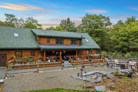 The Bigwood Cabin by Avantstay Hot Tub, Firepit, Pool Table, Private Yard