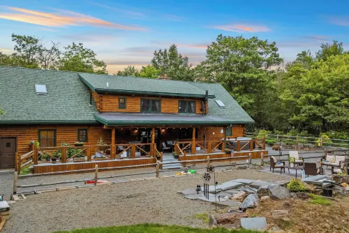 The Bigwood Cabin by Avantstay Hot Tub, Firepit, Pool Table, Private Yard