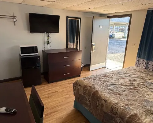 Holiday Motel Hotels in Springhill