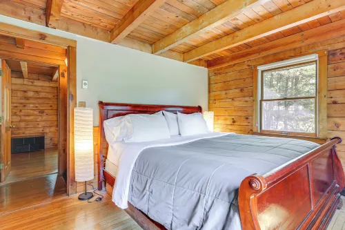 5 Mi to Plymouth Rock: Log Cabin Getaway! Hotel a Plymouth