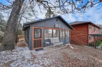 Inviting Cabin about 10 Mi to Silver Dollar City - Wifi
