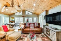 Pool & Golf Club! Riverfront Retreat in Newland - Homestays
