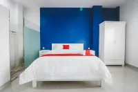 RedDoorz Plus near Living Plaza Jababeka - 2-Star