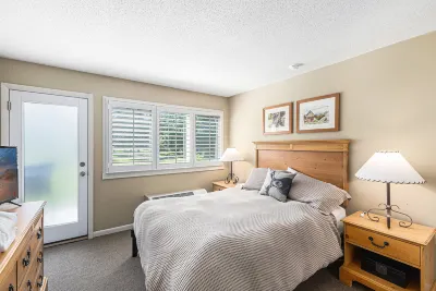 Golf View Condo w/ Free WiFi & Parking - 5518