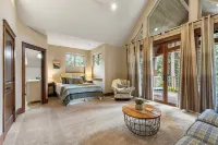 Cdas Finest Secluded Waterfront Estate 7000 Sq ft 5 Forested Acres-Close to Town Hotels in Post Falls