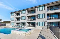 New! First Floor Pool Side PK Lake Luxury Condo - Hot Tub, FirePit, Gym, Laundry