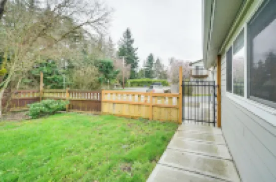 14 Mi to Dtwn Seattle Sleek Home with Large Yard