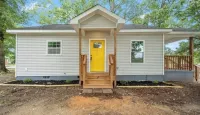Yellow door Cottage Home Hotels near Conestee Park