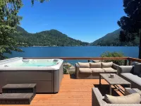 “The Lakeside Lodge” Updated cabin on Lake Sutherland with hottub & private dock