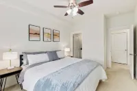 Bright 3BR Townhouse w/ Patio, A/C & Pet Friendly 레이크 시티 호텔