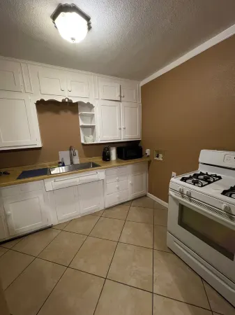 Charming 2-bedroom house in central Hobbs!