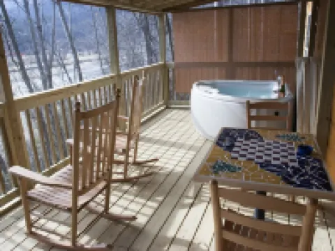 Owl's Nest Cabin. Romantic Cabin on beautiful Lake Lure! 雷克路爾酒店