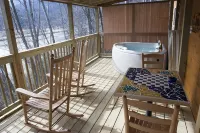 Owl's Nest Cabin. Romantic Cabin on beautiful Lake Lure!