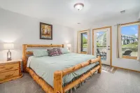 Hot Tub, King Beds, Mountain Views on Balcony & Patio
