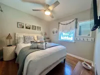 All Spruced Up Cottage, 1 block to beach, outside oasis, pet friendly, WiFi Hotels in Villas