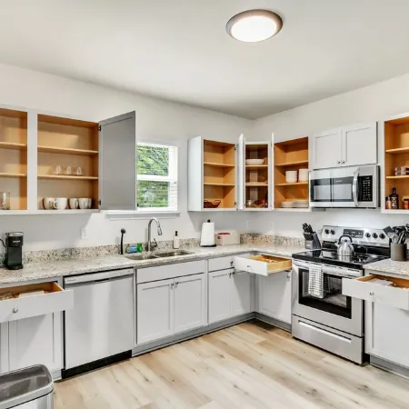 Greer Charm: Pet-Friendly 2BR with Fire Pit