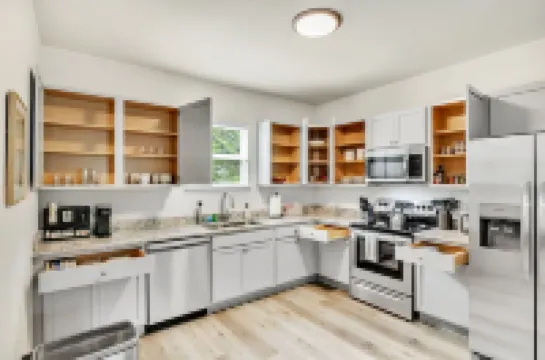 Greer Charm: Pet-Friendly 2BR with Fire Pit