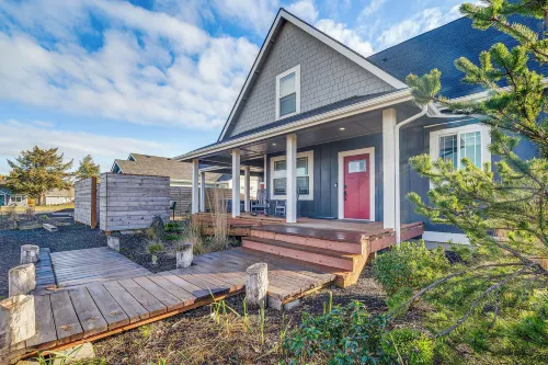 Ocean Shores Getaway w/ Fireplace & Hot Tub! - 3-Star