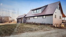 Welcoming 5-bedroom lakefront house with WiFi in charming Big Lake