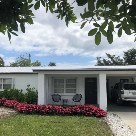 MINUTES TO BEACHES & DOWNTOWN JENSEN BEACH, SLEEPS 4