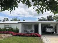 MINUTES TO BEACHES & DOWNTOWN JENSEN BEACH, SLEEPS 4 Hotels near ALDI