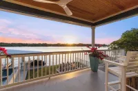 Perfect Lakehouse,open water, sunset,new dock.Kayaks.NEW POOL & HOT TUB!