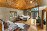 Bailey Treetop Retreat: Spacious, Hot Tub, Pool Table, Yoga, Family, Views
