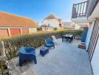 Small private courtyard - 1 minute walk from the beach
