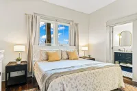 Renovated Bungalow - Downtown - HOT TUB -Dreamy Clawfoot tub! LUXURY!