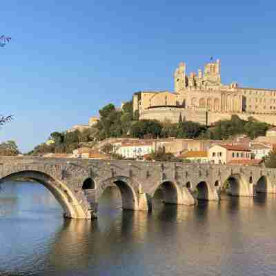 Spacious accommodation between the old town and the arena, between the beach and the mountains. Others