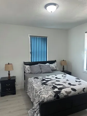 Newly Built House In The HEART OF MIAMI! FREE PARKING, POOL, WIFI, A/C & SAFE. Отели рядом с достопримечательностью «Beijing Mart»